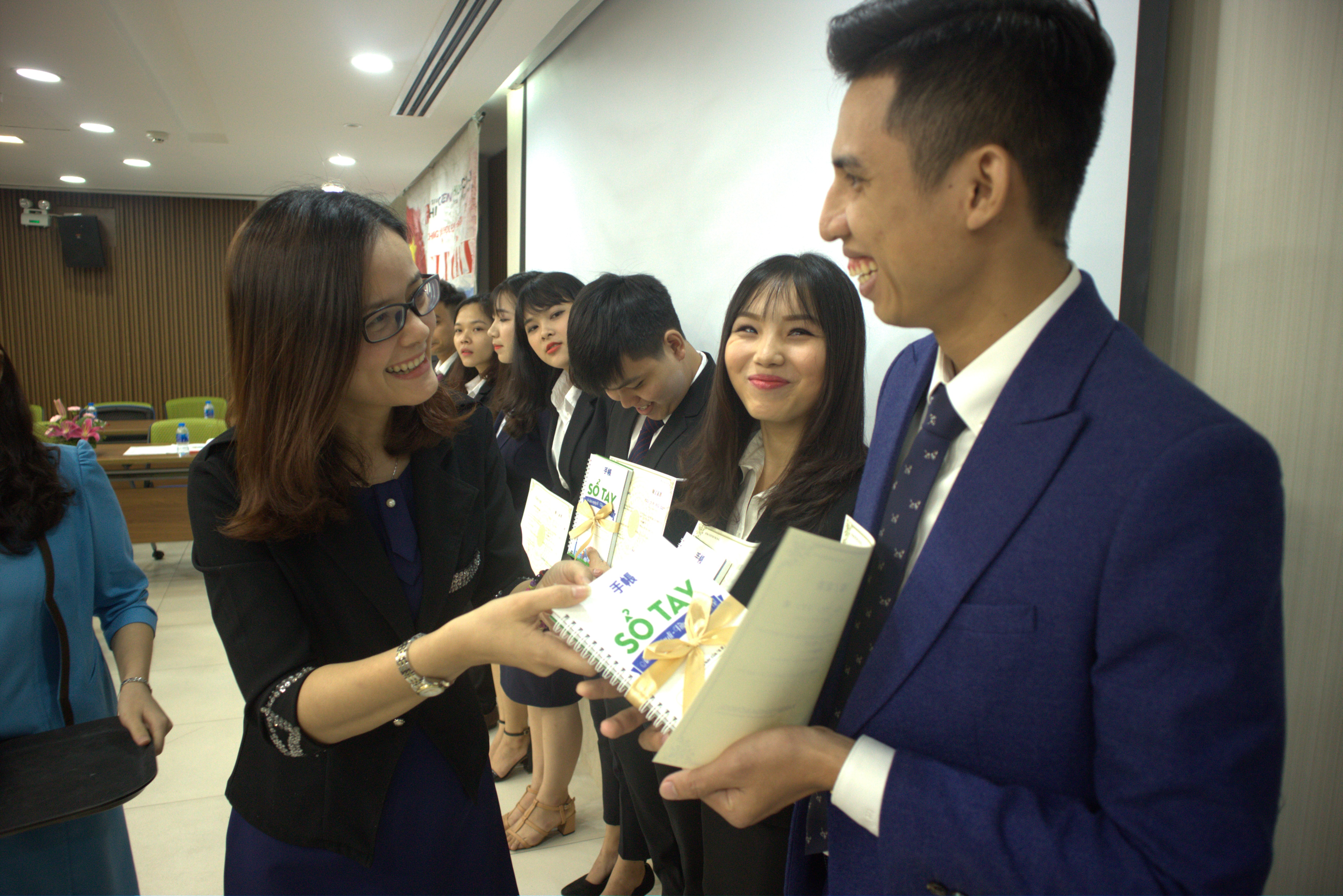 Thầy cô giáo Kaizen tặng quà cho các bạn du học sinh xuất cảnh kỳ tháng 7/2018